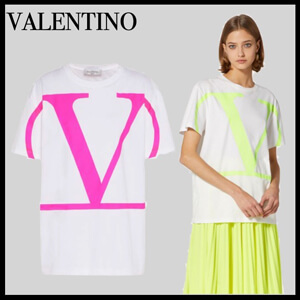 vltn Tシャツ 偽物 ヴァレンティノ ロゴTシャツ コピー♪ Vロゴ プリント Tシャツ(WH/ネオンフューシャ) TB0MG01Z4Q6TD4