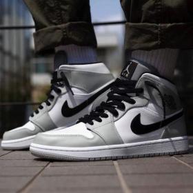 エアジョーダン1 ライトスモークグレー 偽物 ナイキ Air Jordan 1 Mid Light Smoke Grey 目を惹くカラー