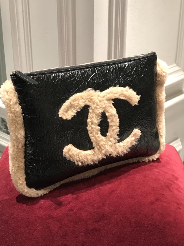 ★2020シャネル最新作★シャネルコピー CC Mania shearling clutch モコモコバッグ