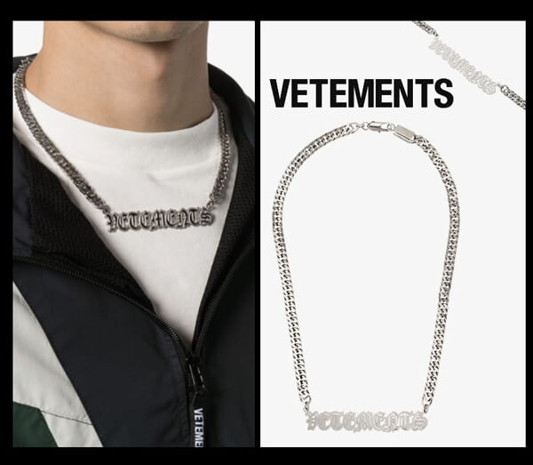 Vetements ヴェトモンコピー シルバートーンゴシックロゴペンダントネックレス