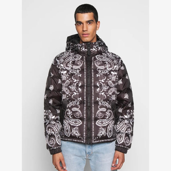 ヴェルサーチェ 偽物 ダウンジャケット 日本未入荷【VERSACE】RIPSTOP PRINTEDPAISLEY-ダウンジャケット VEI22T013-Q11