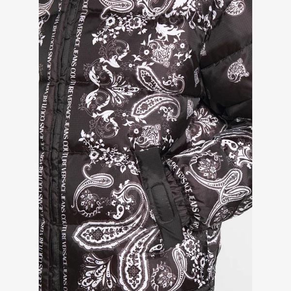 ヴェルサーチェ 偽物 ダウンジャケット 日本未入荷【VERSACE】RIPSTOP PRINTEDPAISLEY-ダウンジャケット VEI22T013-Q11