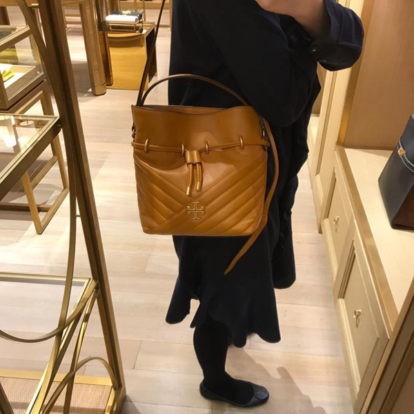 【Tory Burch】トリーバーチ バッグ 偽物 KIRA CHEVRON MINI BUCKET BAG