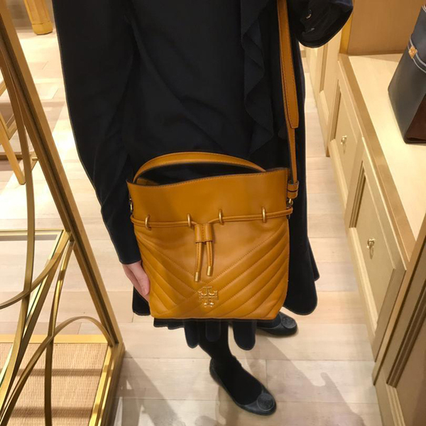 【Tory Burch】トリーバーチ バッグ 偽物 KIRA CHEVRON MINI BUCKET BAG